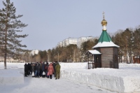 Экскурсия школьников в воинскую часть началась с молебна