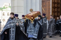 В Великую Пятницу митрополит Артемий совершил вечерню с выносом Плащаницы